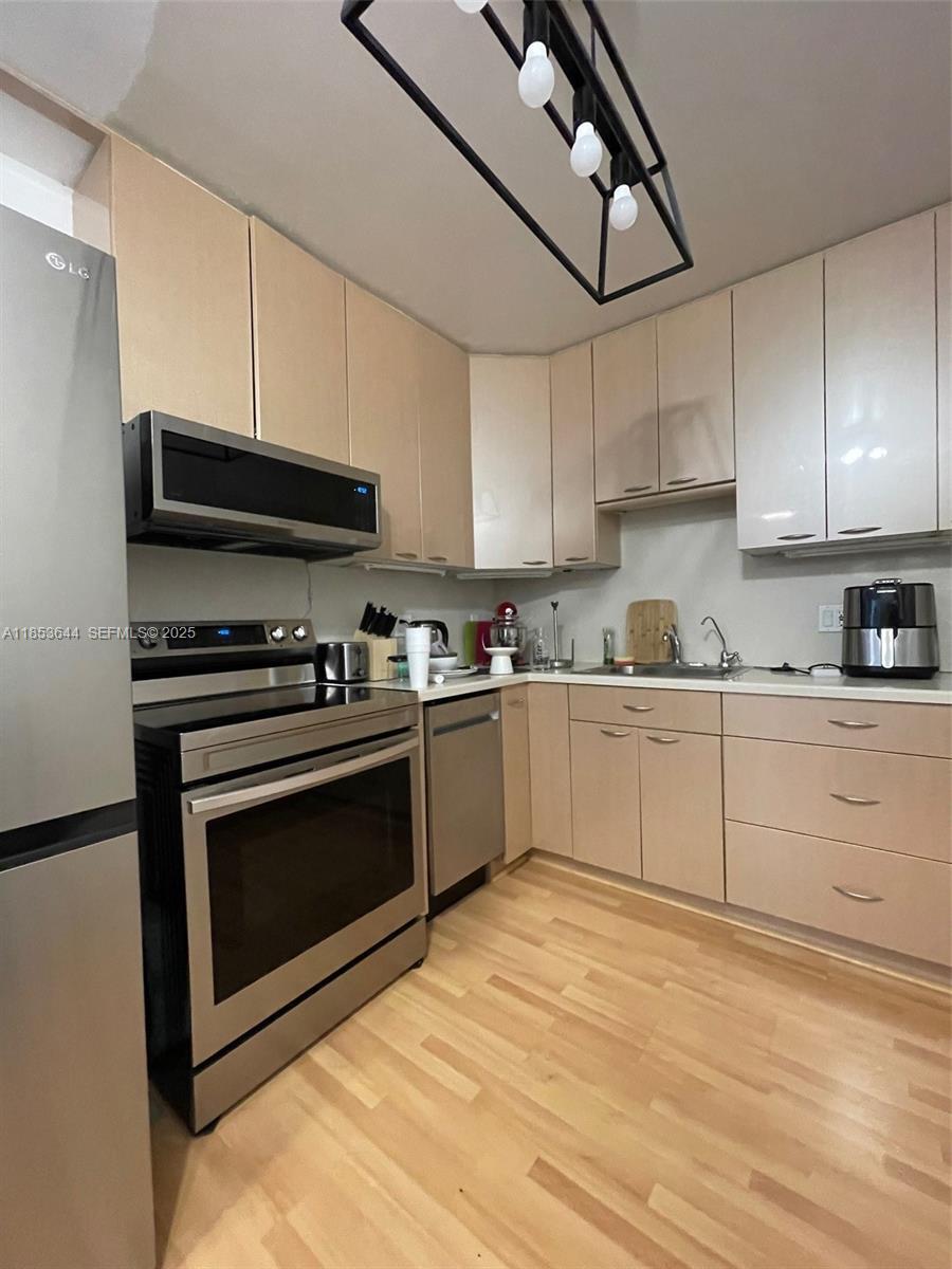 Building Photo - 2500 Parkview Dr