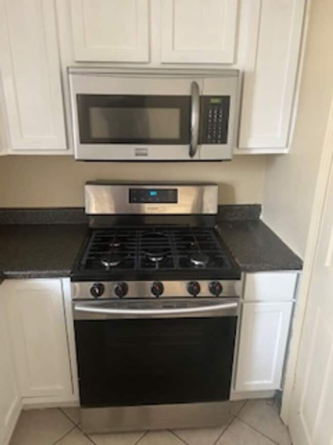 Building Photo - 3 bedroom, 1 bath house (pictures coming soon)