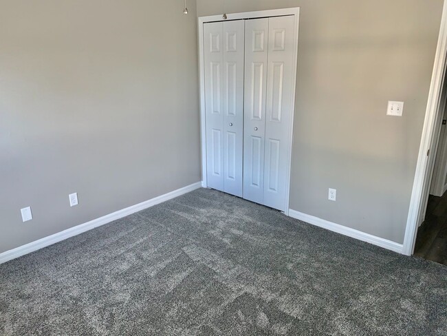 Building Photo - Move in ready 3/2 Renovated