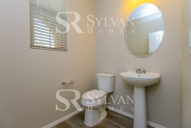 Building Photo - Spacious 4 bedroom home available now!