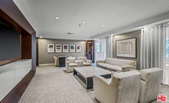Building Photo - 13700 Marina Pointe Dr
