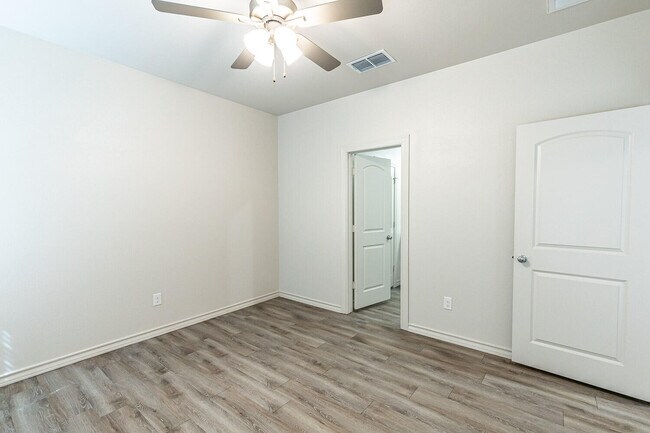 Building Photo - 5504 Kemper St