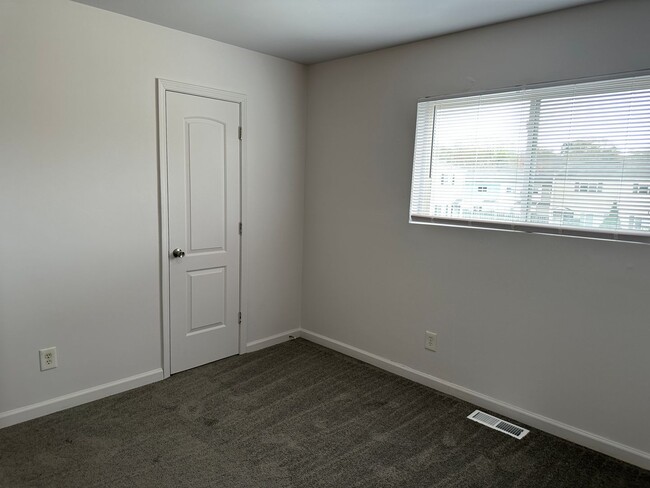 Building Photo - Townhouse in Newport News