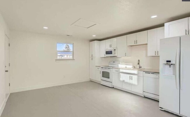 Building Photo - Bright & spacious Sherrelwood apartment wi...