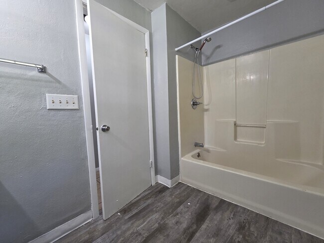 Building Photo - 2606 Southwood Dr