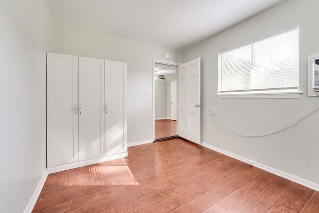 Building Photo - Highland Park Gem- 3/1 with Large Yard