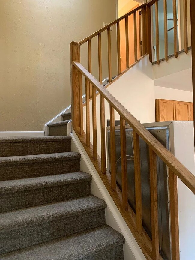 Building Photo - SHORT TERM RENTAL: Spacious 5+ Bedroom Home on the Hill! Available Now-July 24th 2026.