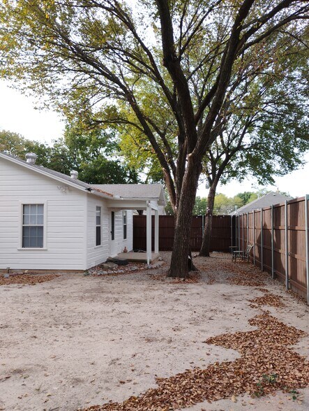 Expansive outdoor area with privacy fence - 5412 Meandering Rd