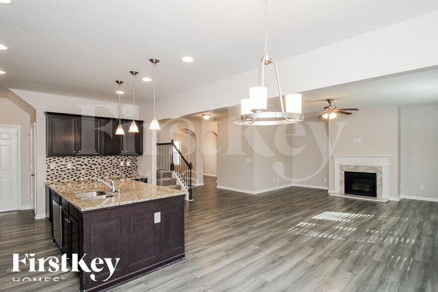 Building Photo - 3 Miles Dr