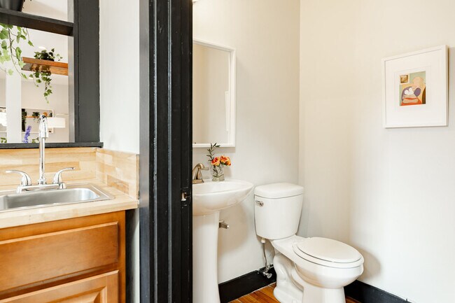 Building Photo - 1304 Broadway-ID1056031P