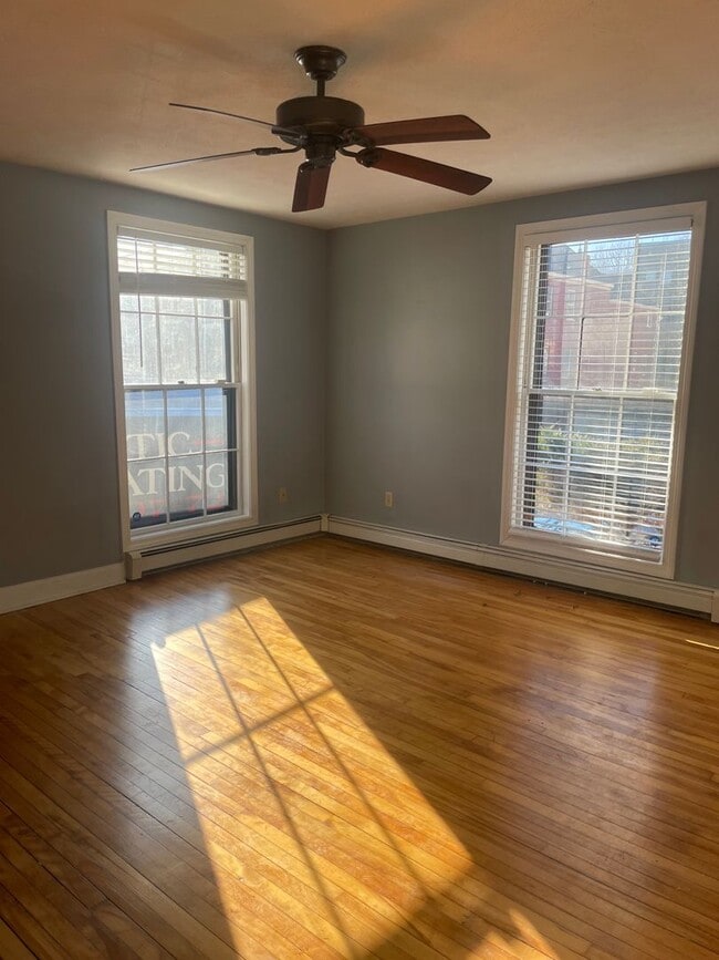 Building Photo - Beautiful 2BR/1BA Condo Available January 16th!!!  Great Portland Location!!!