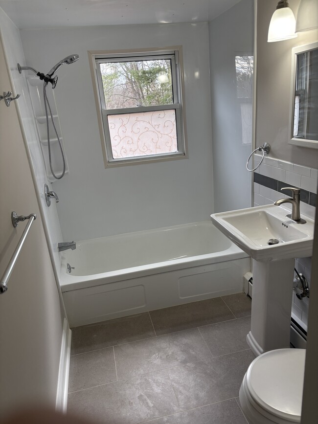 Building Photo - 94 Brewster Rd