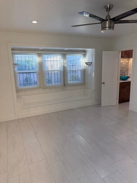 Building Photo - 1067 W 83rd St