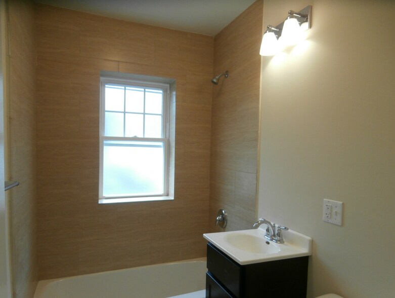 Building Photo - 2508 W North Shore Ave