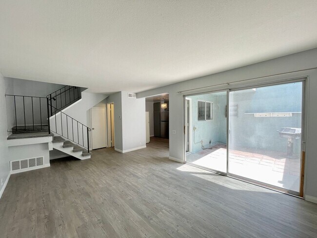 Building Photo - 2 Bedroom + 1.5 Bathroom Condo | Pierpont Beach | Ventura | Unfurnished