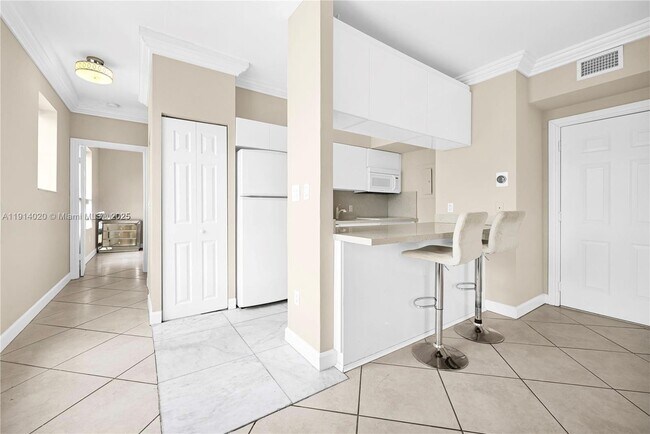 Building Photo - 1559 Michigan Ave