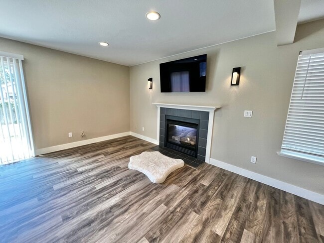 Building Photo - Spacious 3 bed, 2.5 bath home in Central Fort Collins