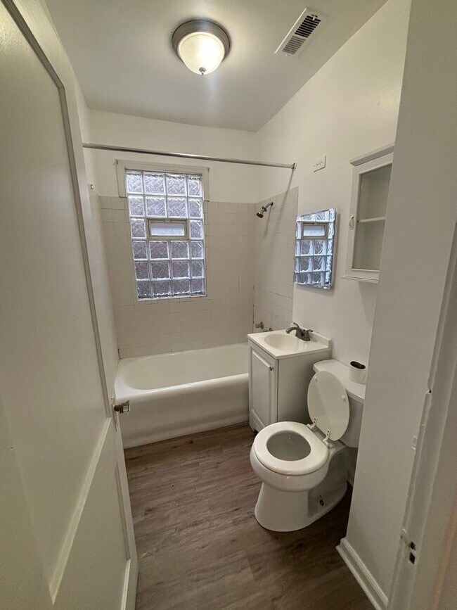 Building Photo - 8826 S Exchange Ave