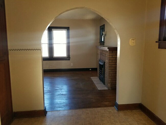 Building Photo - 203-203 E Mount Vernon St