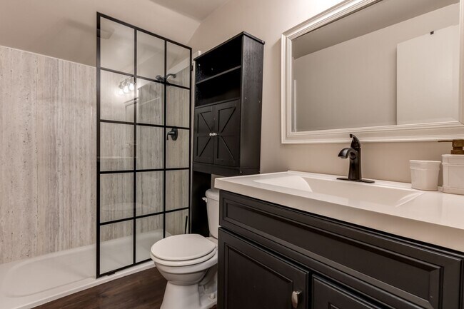 Building Photo - Pre-Leasing for the 26-27 School Year! - W...