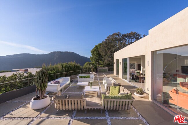 Building Photo - 1099 Vista Grande Dr