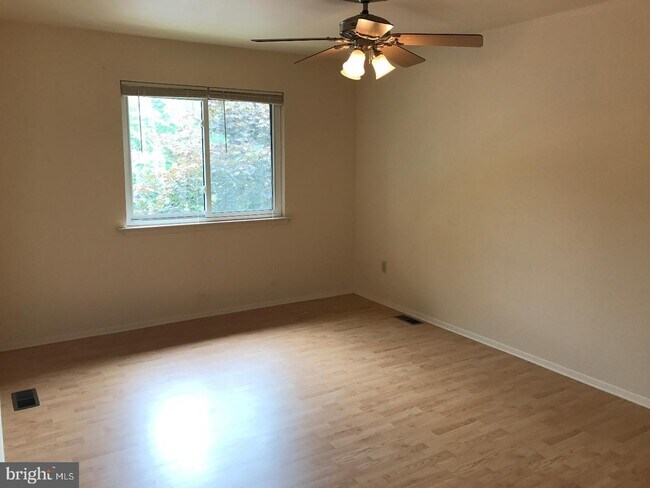 Building Photo - 201 Village Walk