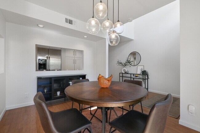 Building Photo - 835 Village Square S