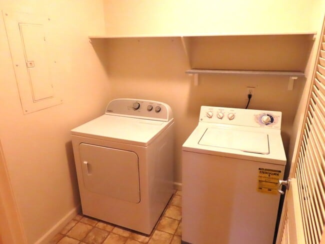 Building Photo - 9050 Double R Blvd