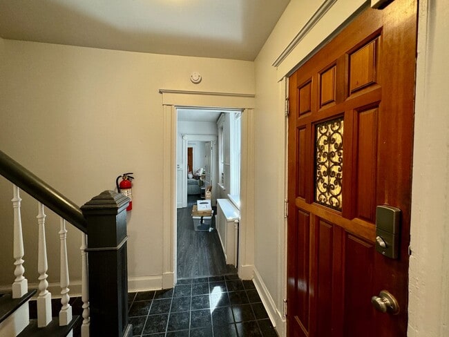 Building Photo - 5 bed/2 bath Mins. from UC Campus for Only...