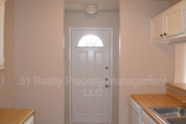 Building Photo - 1520 Pebblewood Dr
