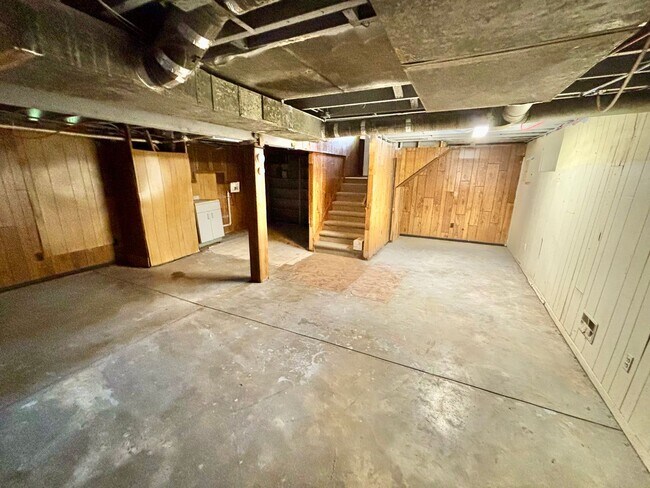 Building Photo - 3 Bed 1 Bath house in Shawnee - Central Air, Large Yard, Pets OKAY!