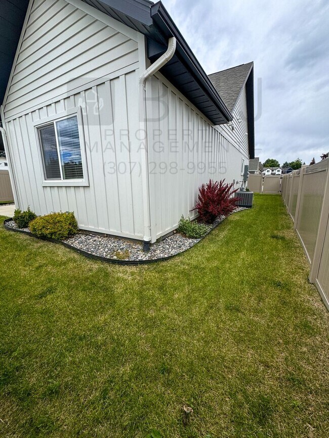 Building Photo - Love 2165/ 2167