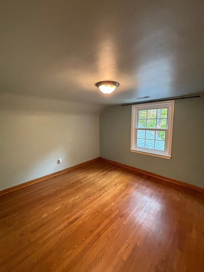 Building Photo - 619 White Oak Dr