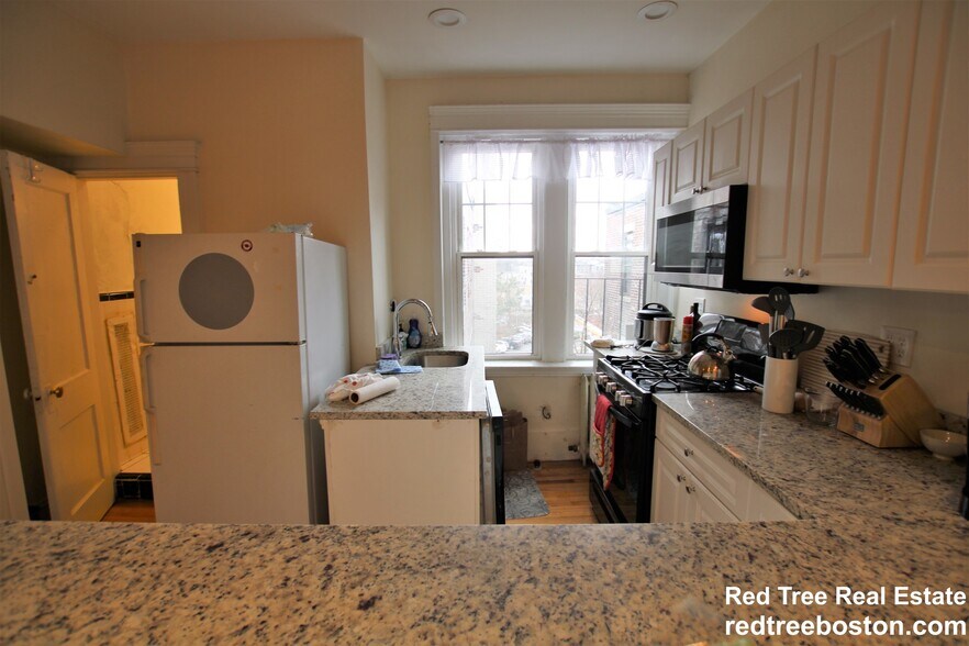 Building Photo - 1868 Commonwealth Ave