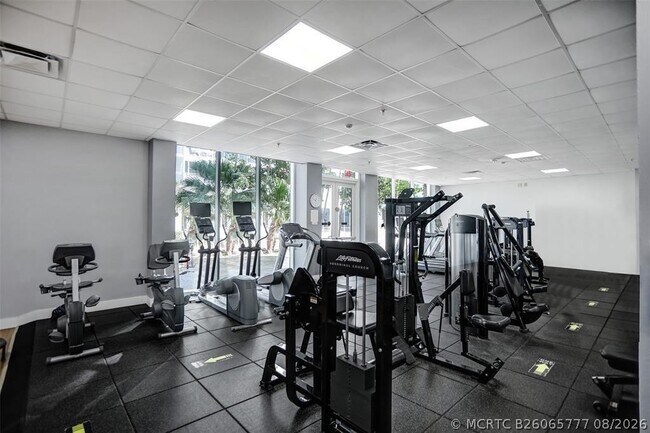 Building Photo - 2030 S Ocean Dr