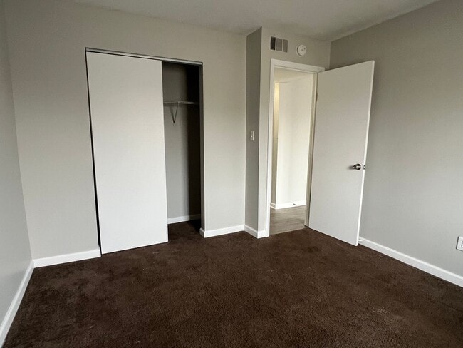 Building Photo - East Ridge Apartments - Remodeled 2 bedroom unit