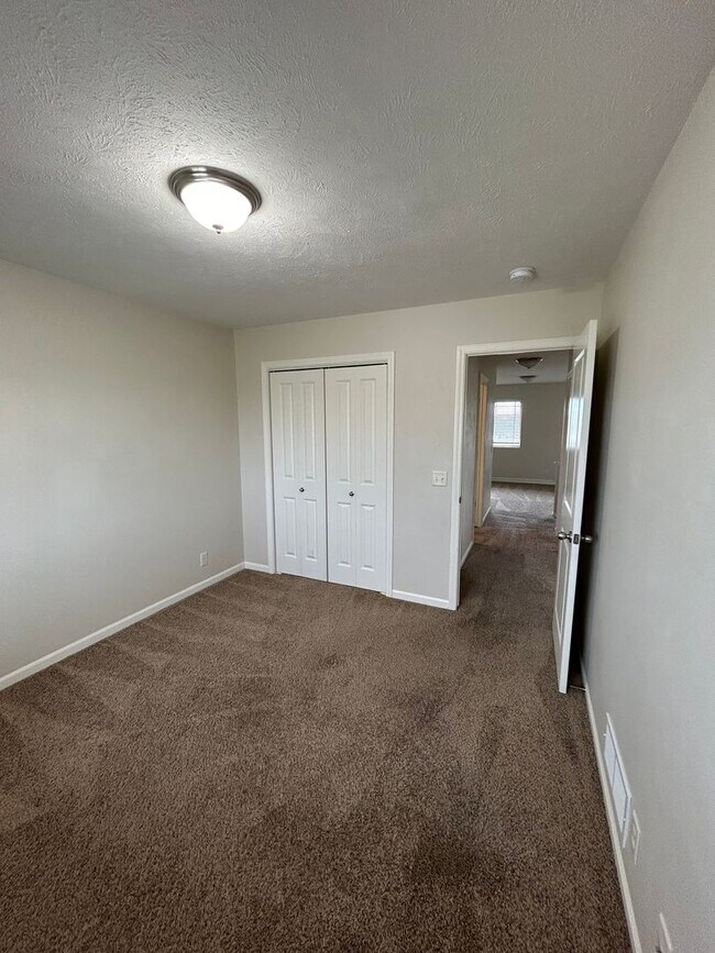 Building Photo - Beautiful, spacious, 4 bedroom, 3 bath tow...