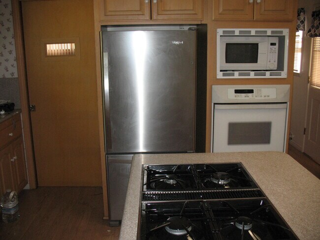 Brand New Top Refrigerator/Bottom Freezer for Comfort - 3121 W Wyoming Ave