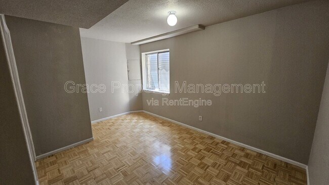 Building Photo - 325 W 116th Ave