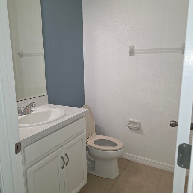 Building Photo - 4 Bedrooms, 2.5 Bathrooms Singe family home