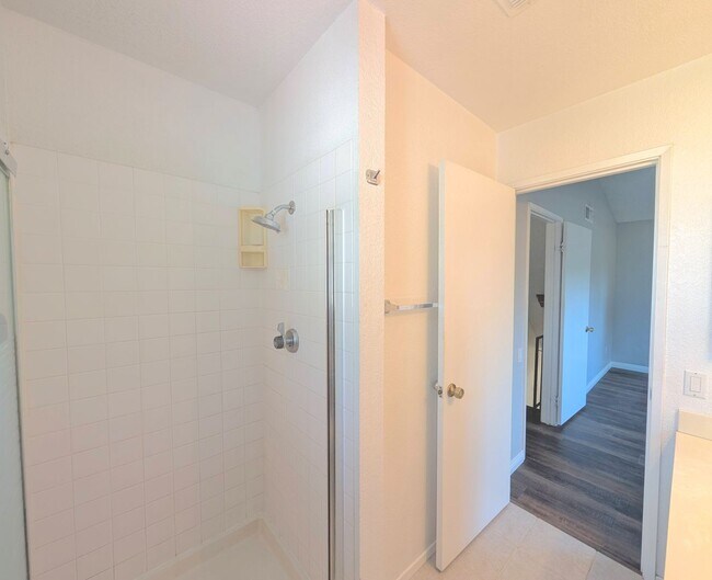 Building Photo - Gorgeous Single Family Home!