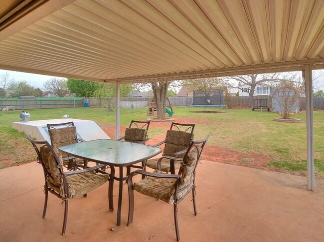 Building Photo - Charming 3-Bedroom Home — Spacious Corner Lot in Del City!