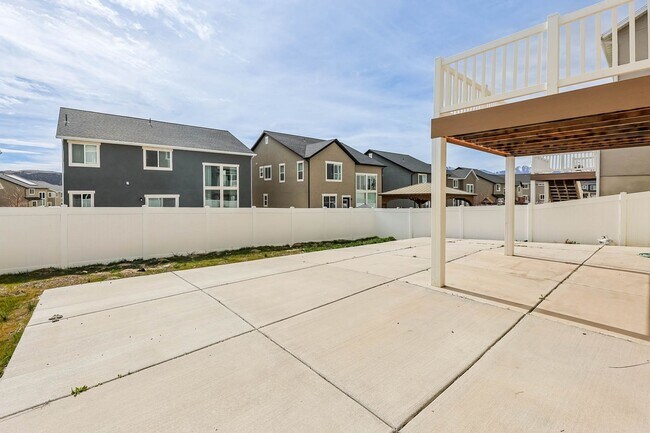 Building Photo - 6 Bedroom 3.5 Bathroom House in Saratoga Springs!