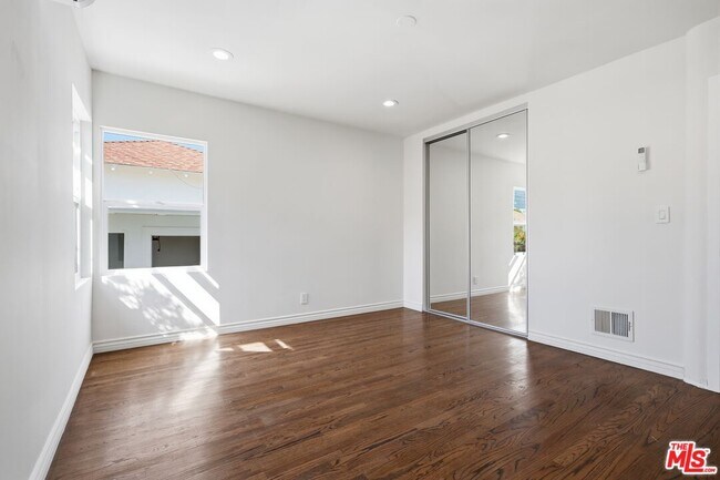 Building Photo - 9741 Alcott St