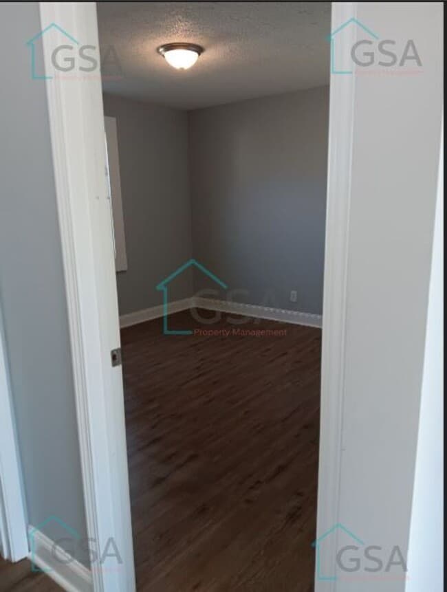 Building Photo - 3 Bedroom 2 Bath Available!