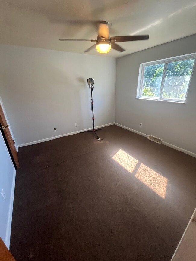 Building Photo - One Bedroom In Deer Park!