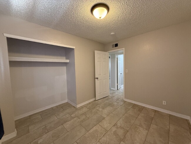 Building Photo - 955 Versailles Dr