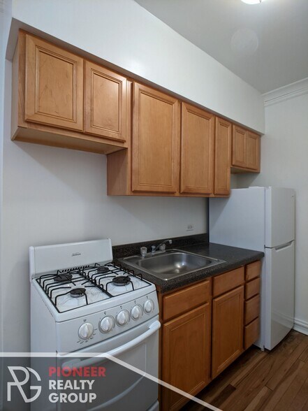 Building Photo - 4647 N Paulina St