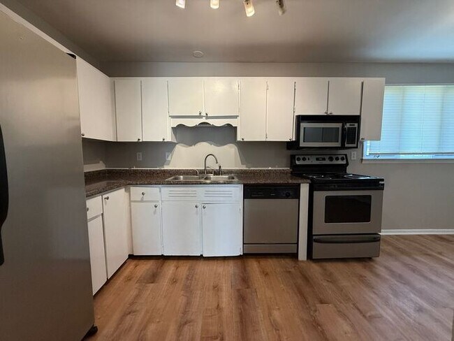 Building Photo - Fabulous Renovation!! Hermitage 1 Level Co...