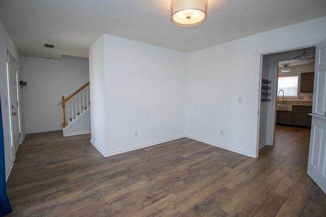 Building Photo - Beautiful 3BR/2.5BA Home with Fenced Yard, Granite Kitchen & Neighborhood Pool